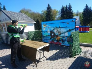 Главная 7 Почувствуй себя снайпером: Как Товарищ Полковник превращает праздник в тир!